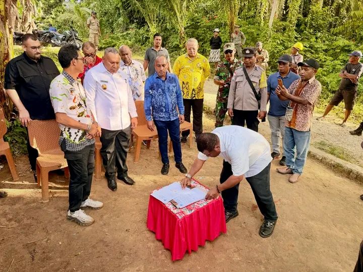 Serah Terima Rumpon di Biak Utara, oleh Wagub Papua Aryoko Rumaropen