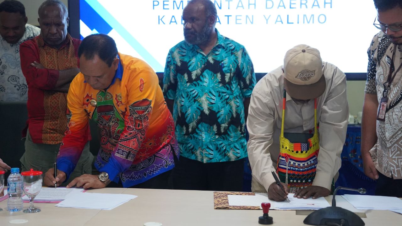 Tampak Bupati Yalimo Nahor Nekwek tandatangani surat perjanjian