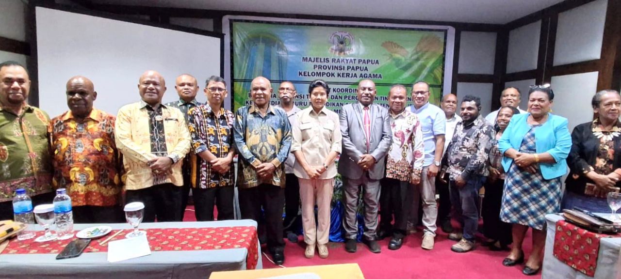 Yanni bersama Pokja Agama MRP Papua