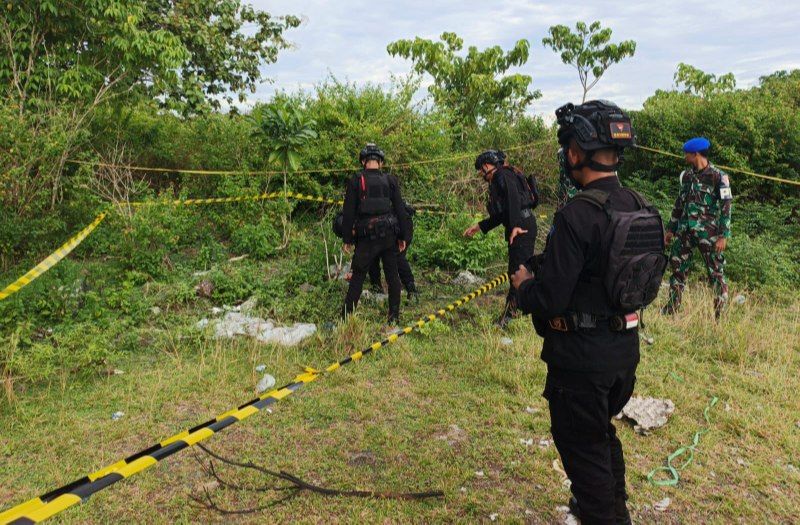 Jibom SatBrimob Polda Papua, ketika hendak memusnahkan bom jenis Granat sisa Perang Dunia II di Lanud Silas Papare Sentani