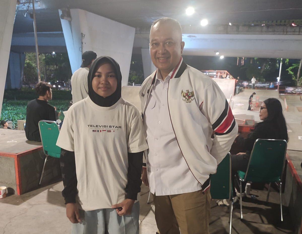 Tampak Cilla Kincii bersama Velix Wanggai, Ketua Komite Eksekutif Percepatan Pembangunan (KEPP) Otsus Papua di sela lomba