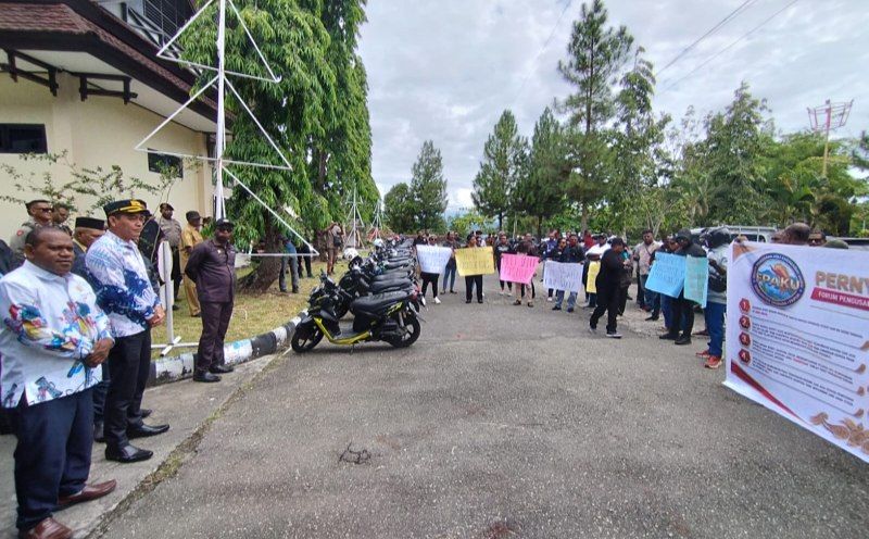 Tampak Forum Pengusaha Asli Khenambay Umbay (FPAKU) menyampaikan aspirasi di depan pimpinan DPRK Jayapura beserta jajaran anggota dewan