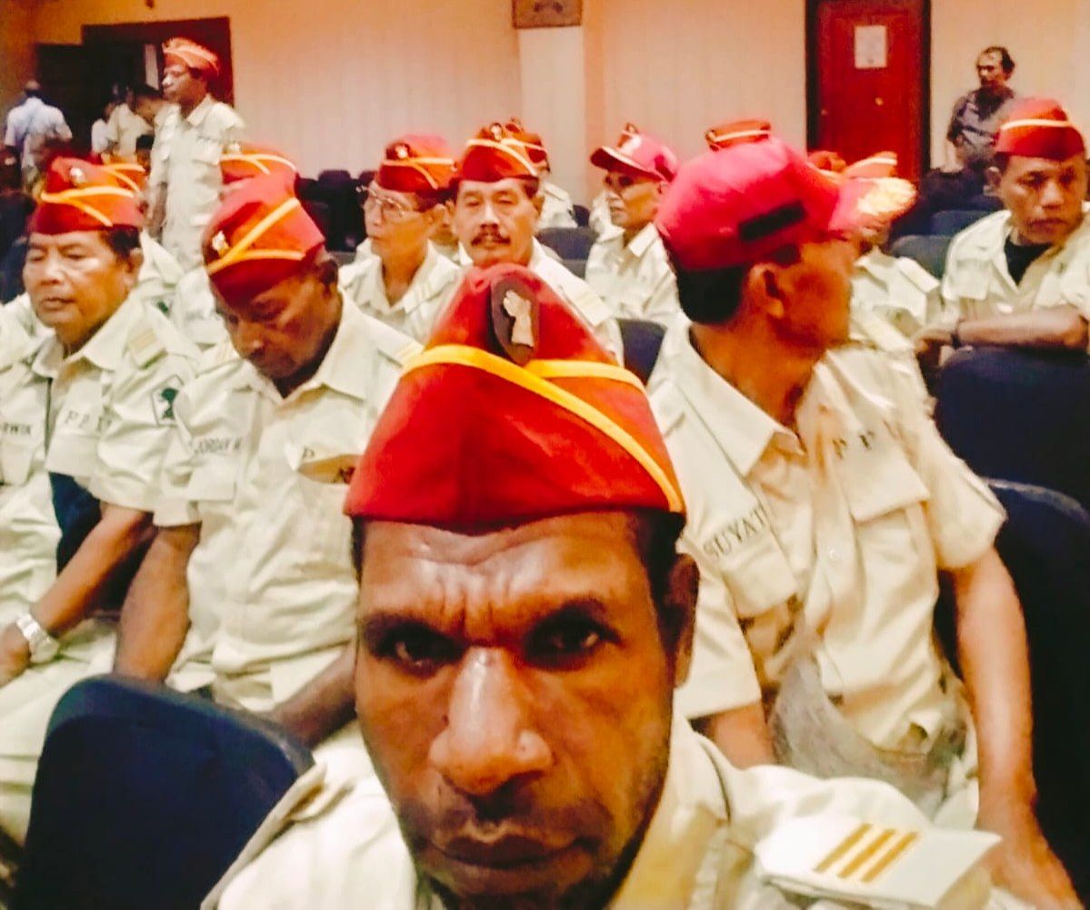 Tampak Mecky Alle, SH., ketika mengikuti pelantikan Ketua PPIR Mamberamo Raya