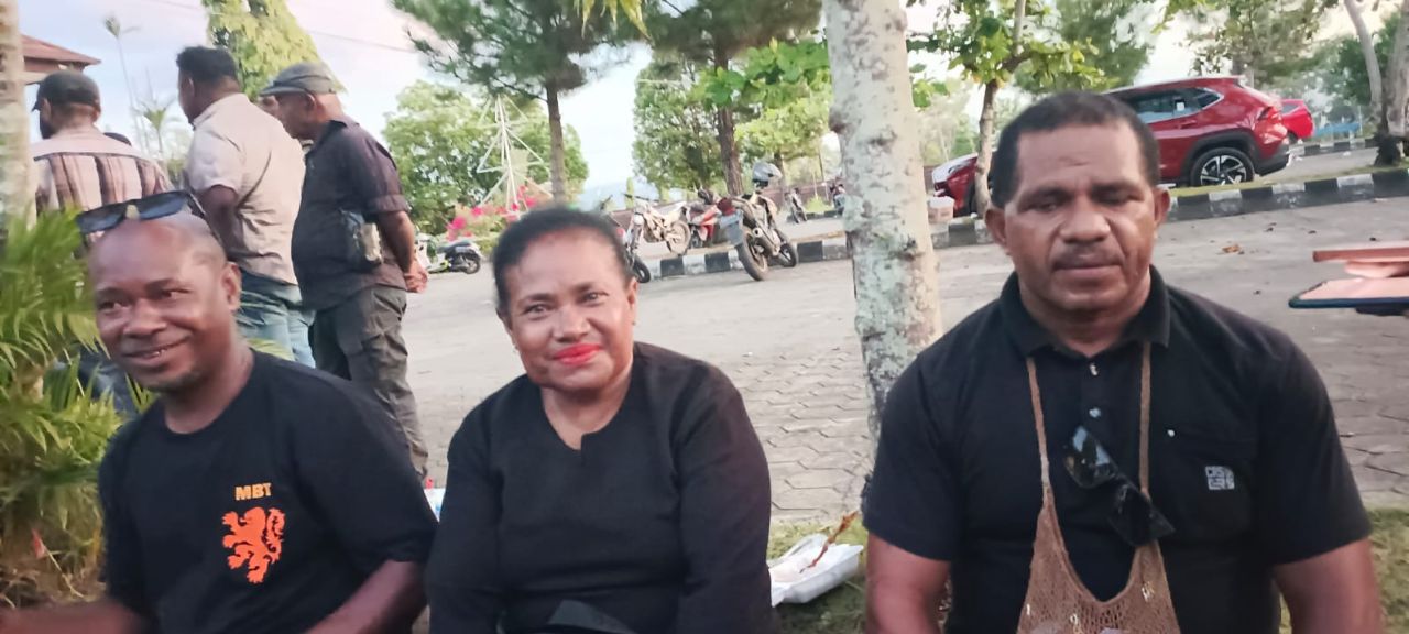 Nampak Dixon Ohee Koord Forum Pengusaha Asli Khenambay Umbay (FPAKU), bersama pendemo di halaman kantor DPRK Jayapura
