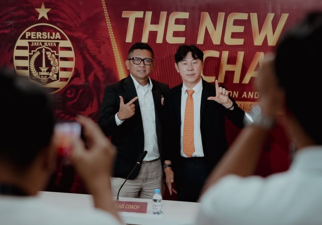 Presiden Klub Persija Jakarta Mohammad Prapanca bersa Coach Sin Tae-yong di sela jumpa pers