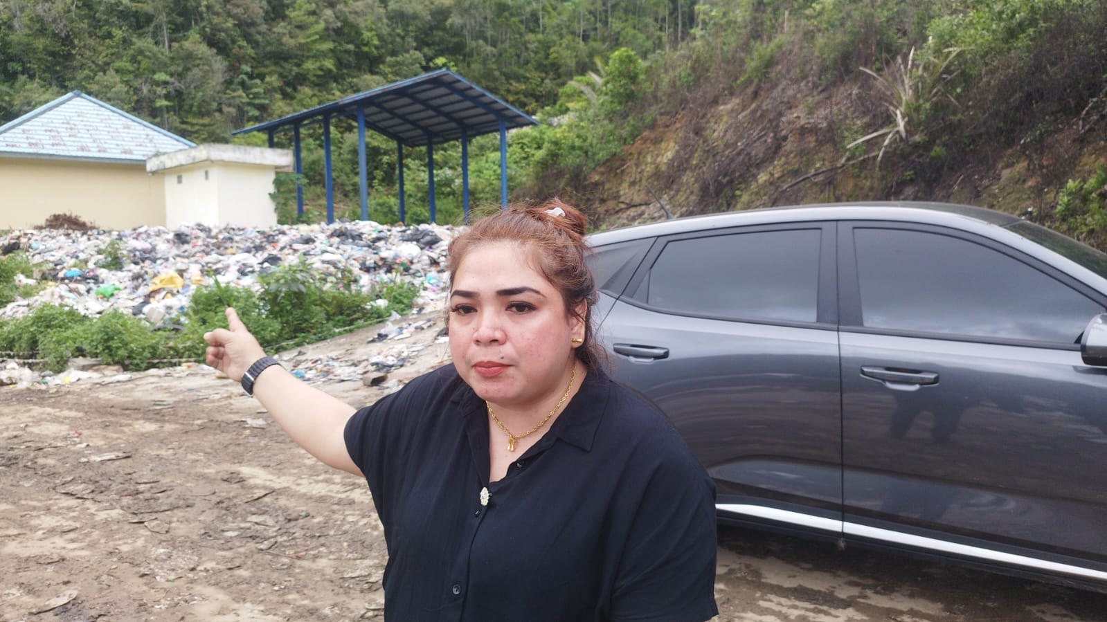 Tampak Mashita K.S.Idar ketika melihat langsung TPA Waibron