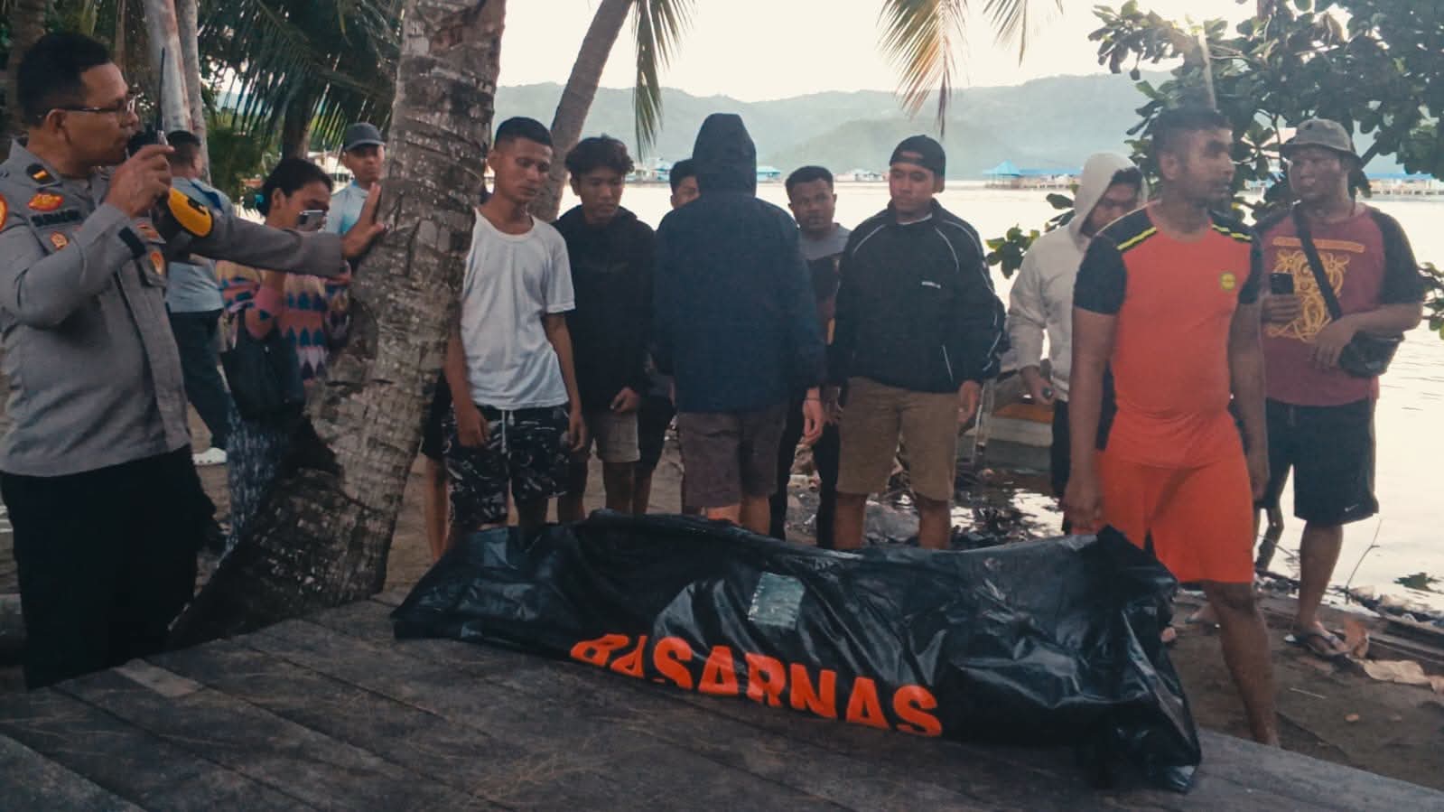 Tampak korban hendak di evakuasi dari pantai Cibery