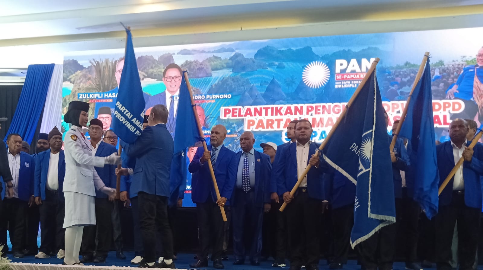 Ketua Umum PAN Zulkifli Hasan ketika melantik DPW se Papua Raya
