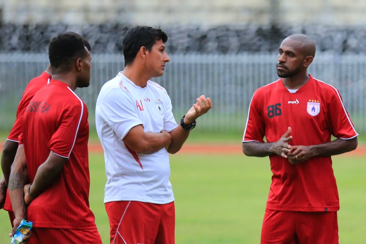 Nampak Coach Alfredo Vera di sela sesi latihan waktu masih melatih Persipura