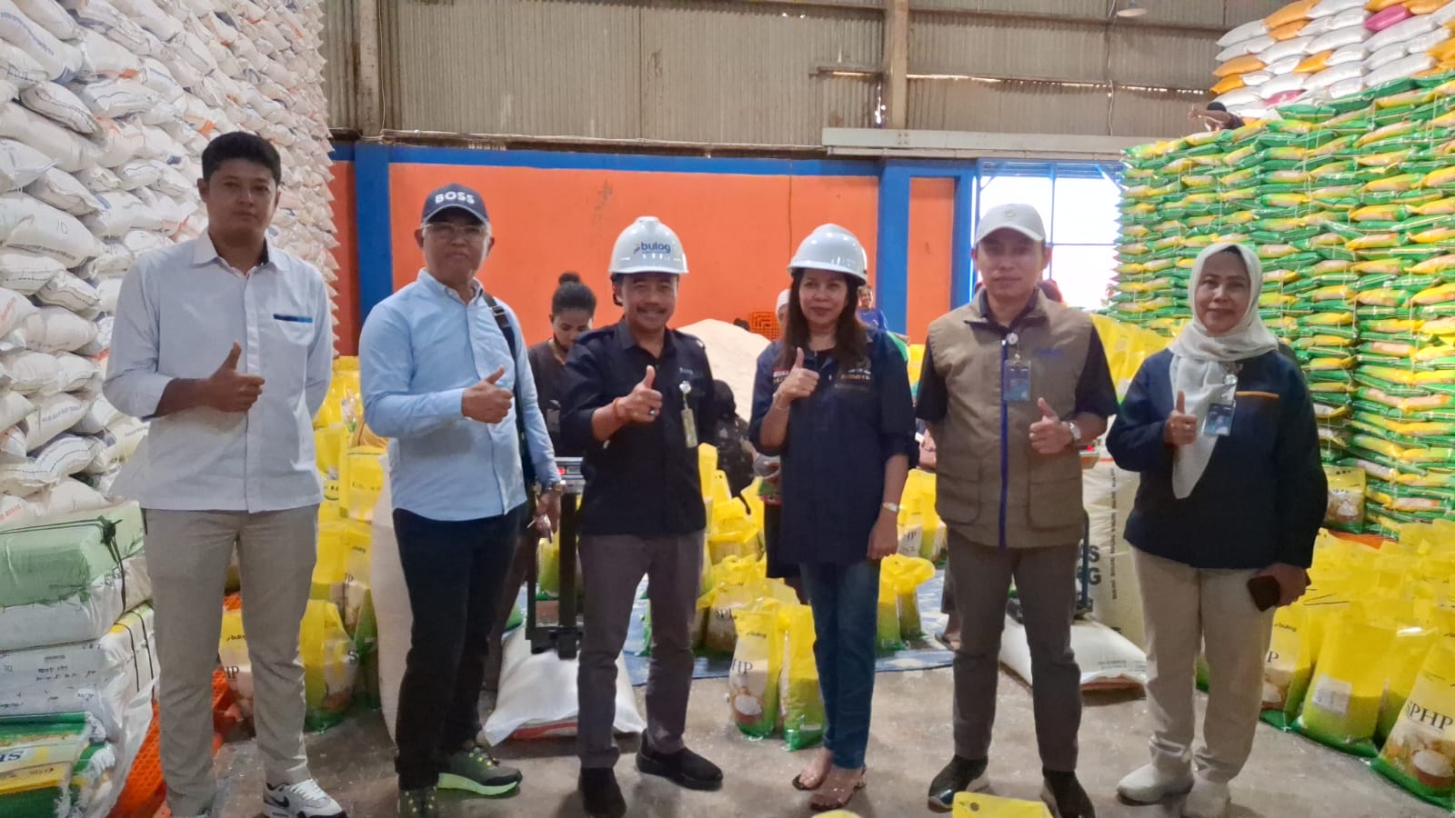 Nampak Lalita Anggota DPD RI bersama Kepala Perum Bulog Papua