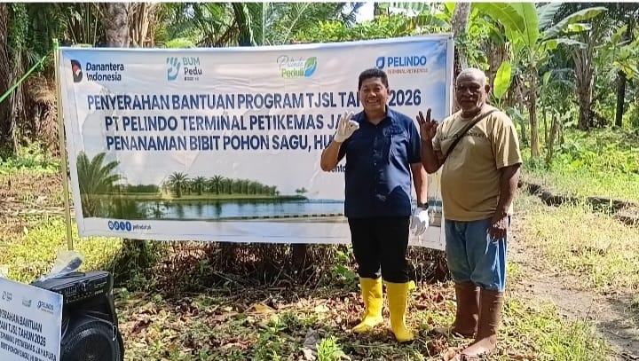 Tampak Tony Tesar, S.Sos., Anggota DPR-RI F. Nasdem bersama Ondofolo kampung Yobe, Isak Felle di sela penanaman pohon Sagu