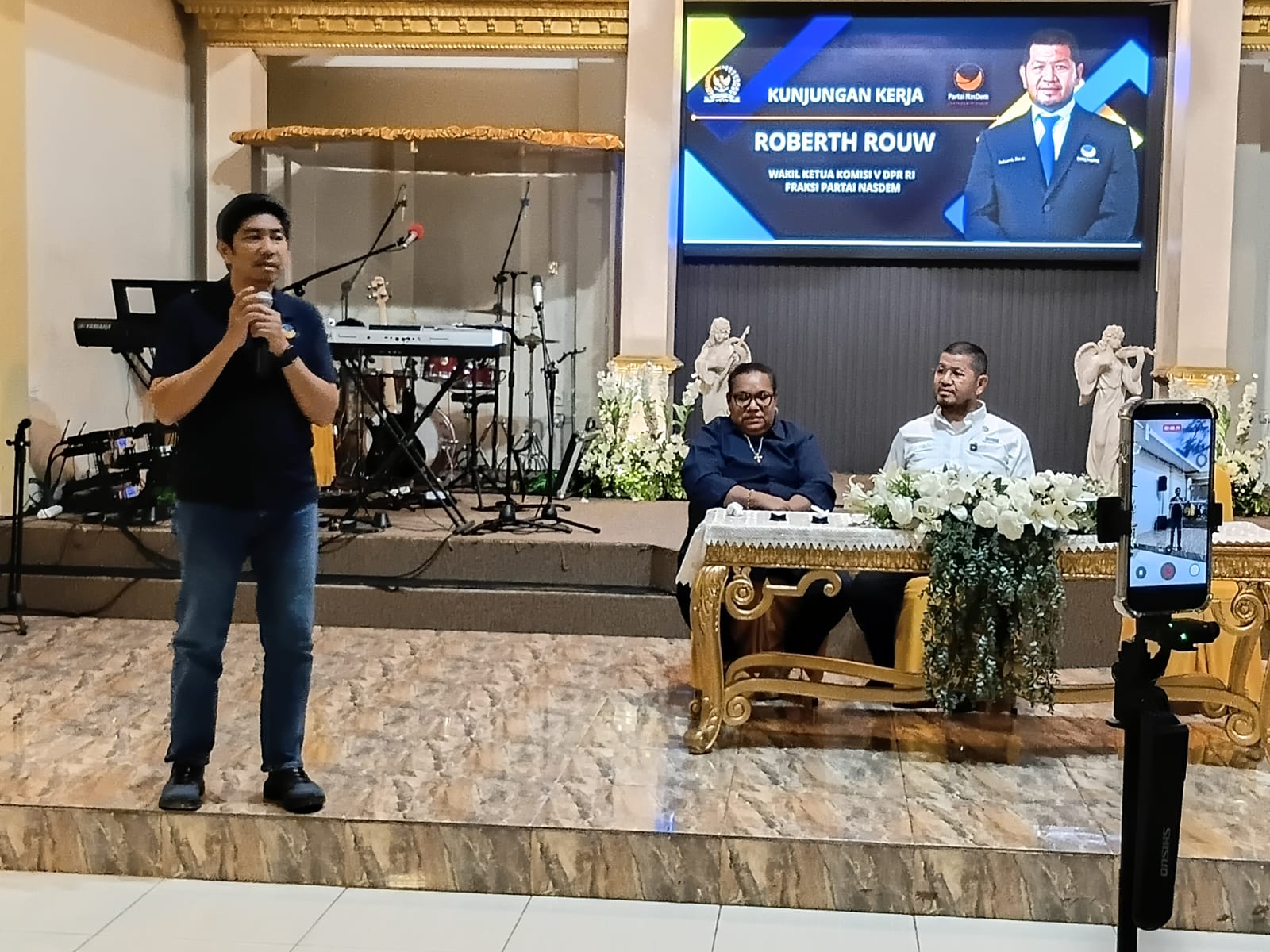 Tampak Wakil Ketua Komisi V DPR-RI, Roberth Rouw didampingi Ketua DPW Nasdem Papua, Jhoni Banua Rouw, SE., juga Waket I DPRP, Herlin Beatrix Monim, SE.,MM., ketika kunjungan kerja di Jayapura temui mahasiswa asal Papua Pegunungan, berlangsung di Gereja Baptis Sakina Organda Padang Bulan, Kamis (30/7). 
