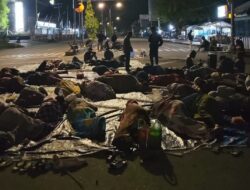 Hari Kedua Duduki Kantor Gubernur, Mama-Mama Papua Barat Daya Bersikeras Bertahan hingga Gubernur Mau Berdialog