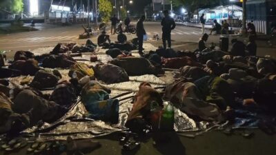 Hari Kedua Duduki Kantor Gubernur, Mama-Mama Papua Barat Daya Bersikeras Bertahan hingga Gubernur Mau Berdialog