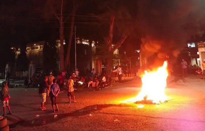 Api unggun oleh Mama Papua depan kantor Gubernur PBD