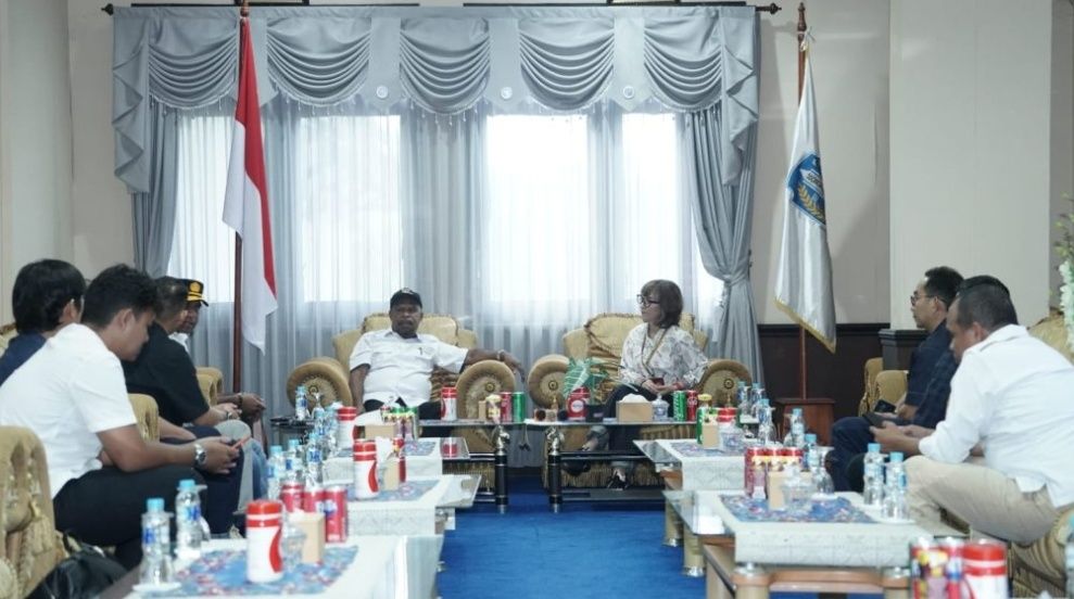 Nampak suasana pertemuan bupati Jayapura Yunus Wonda didampingi asisten 1 Setda Gilberd Yakwart bersama GM Telkomsel Maluku-Papua dan jajaran