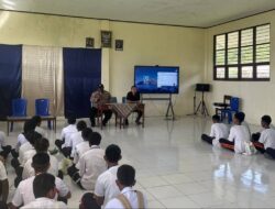 Polsek Kaureh Tanamkan Kesadaran Tertib Lalu Lintas dan Anti Narkoba kepada Peserta MPLS SMK Negeri 1 Yapsi