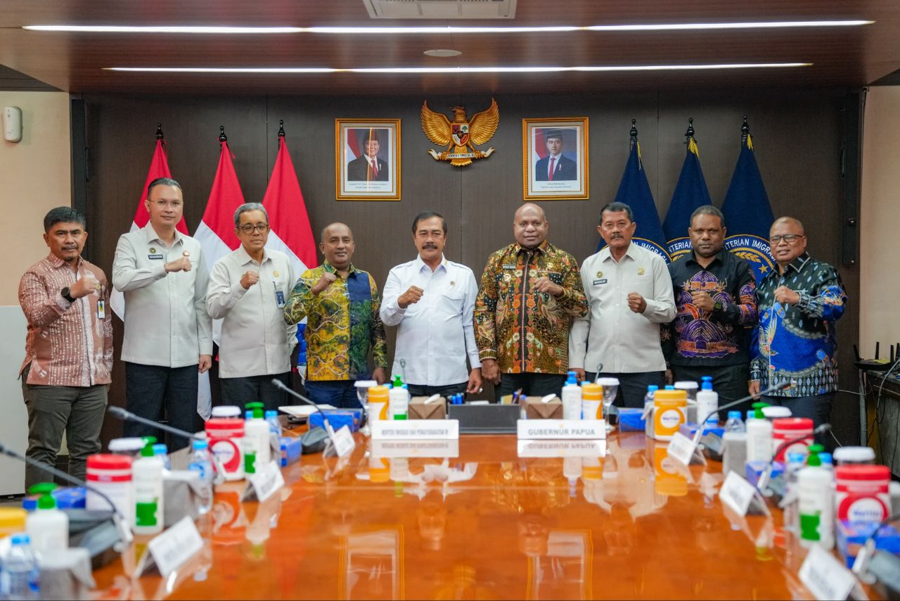 Tampak Gubernur Papua Matius Fakhiri dan Menteri Imigrasi dan Pemasyarakatan Agus Andrianto bersama jajaran staf usai pertemuan