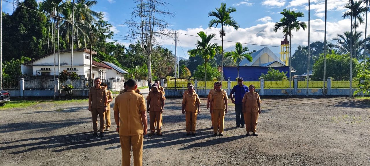 Nampak Gilberd Yakwart, S.STP., MKP., Asisten I Setda Jayapura di sela apel bersama ASN di Kantor Distrik Sentani Barat