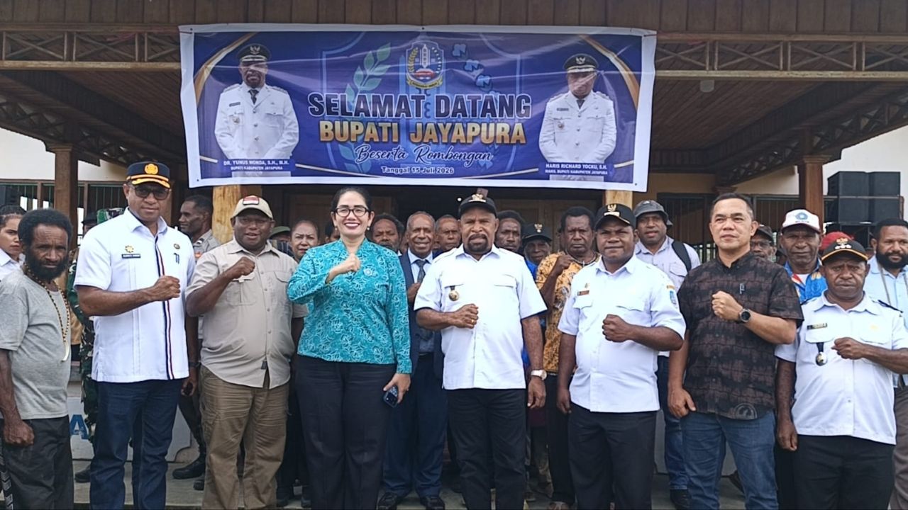 Nampak Bupati Jayapura Dr. Yunus Wonda, MH., didampingi istri bersama Asisten 1 Setda, Kadis DPMPTSP, Kadistrik dan sejumlah ASN, TNI-Polri lainnya