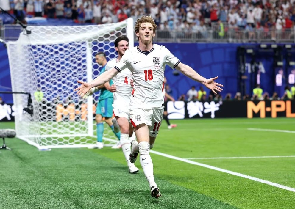 Pemain timnas Inggris Anthony Gordon melakukan selebrasi setelah mencetak gol pembuka ke gawang Argentina pada semifinal Piala Dunia 2026 di Atlanta.