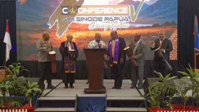 Tampak Bupati Jayapura Dr. Yunus Wonda, MH., didampingi Ketua Sinode GKII Papua terpilih Pdt. Otniel Kaway, M.Th., di sela Konfrensi