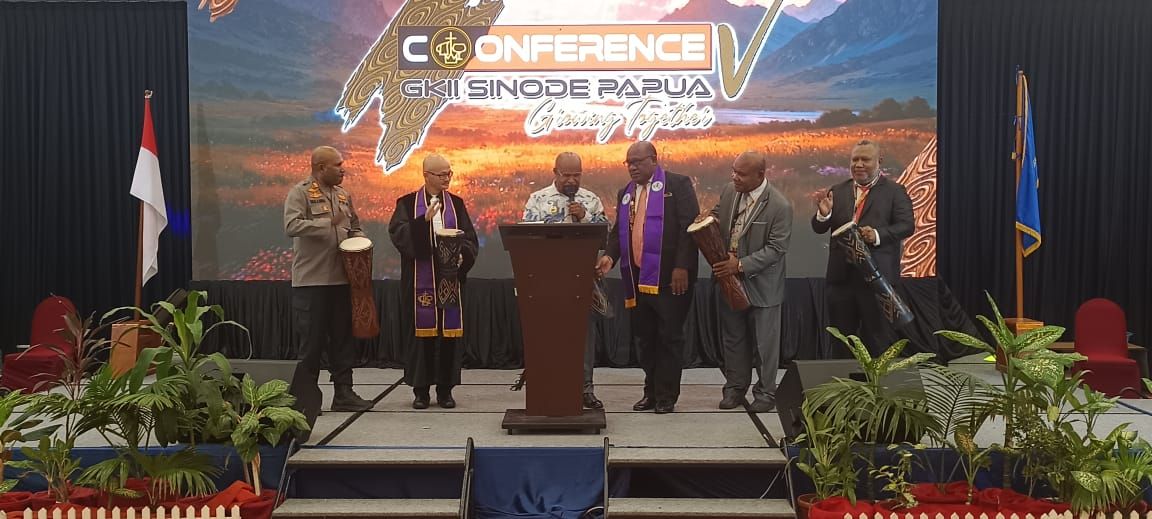 Tampak Bupati Jayapura Dr. Yunus Wonda, MH., didampingi Ketua Sinode GKII Papua terpilih Pdt. Otniel Kaway, M.Th., di sela Konfrensi