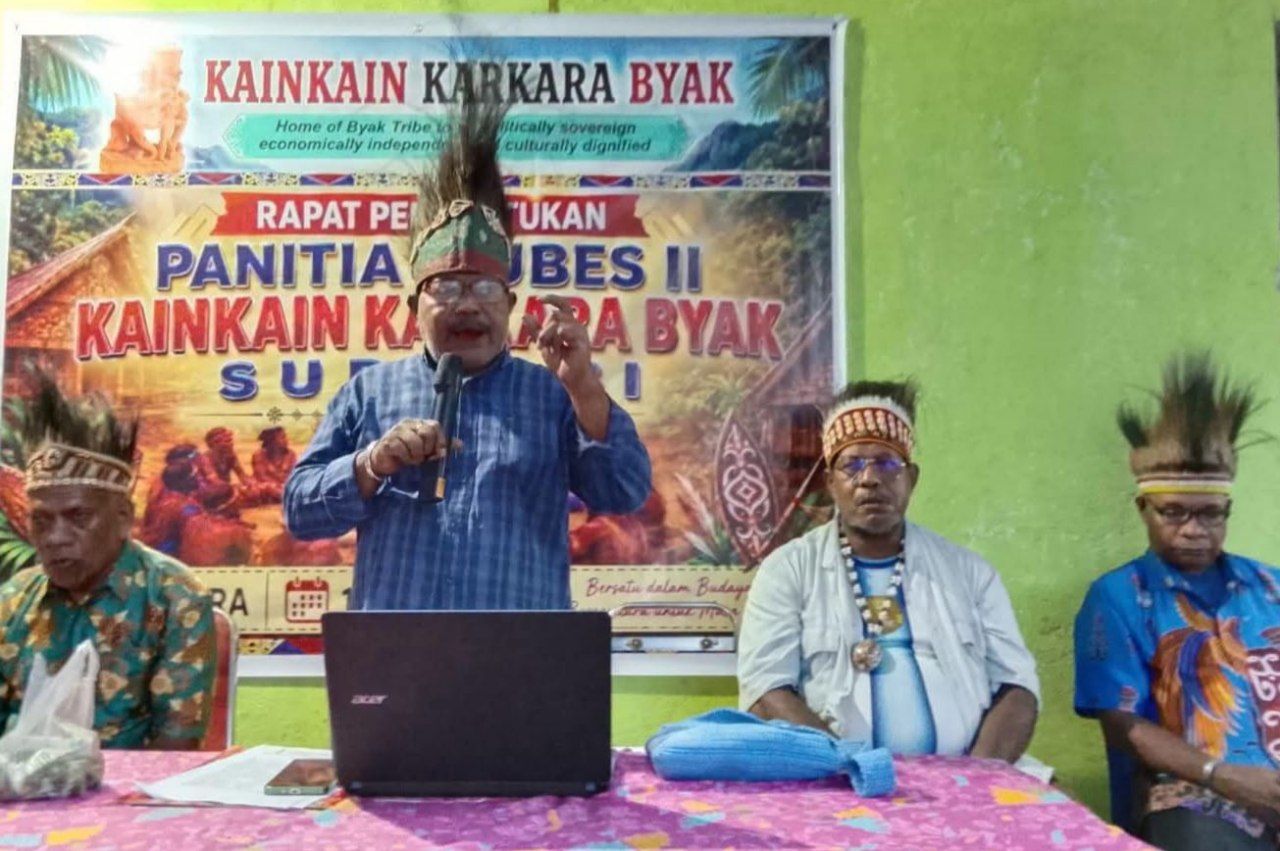 Nampak Apolos Sroyer ketika berikan arahan