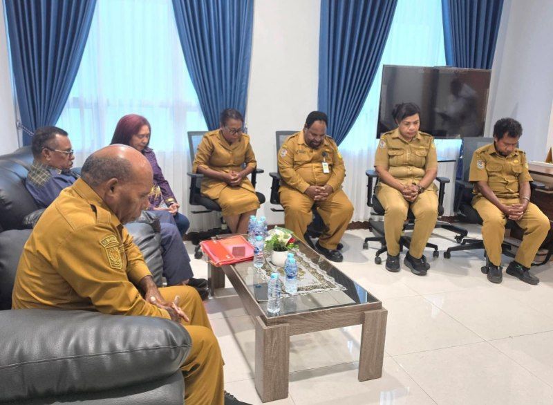 Tampak Plt. Badan Kesbangpol Papua Elpius Hugi bersama sejumlah staf dan juga perwakilan pimpinan OPD ketika sedang mengikuti doa bersama dipimpin oleh Pastor Robertus