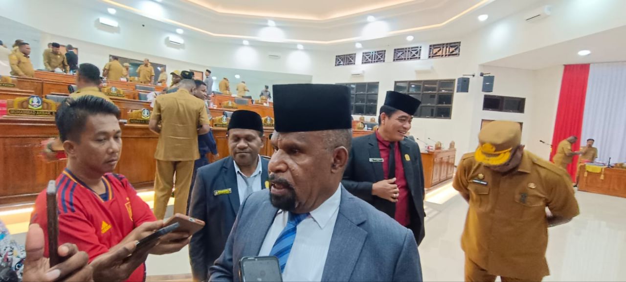 Bupati Jayapura, Dr. Yunus Wonda, MH., memberikan keterangan pers usai mengikuti rapat paripurna dewan