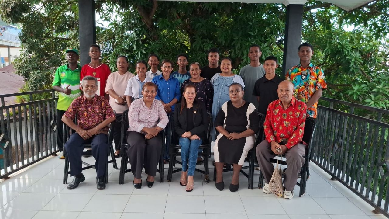 Senator Lalita bersama siswa dan orang tua penerima beasiswa