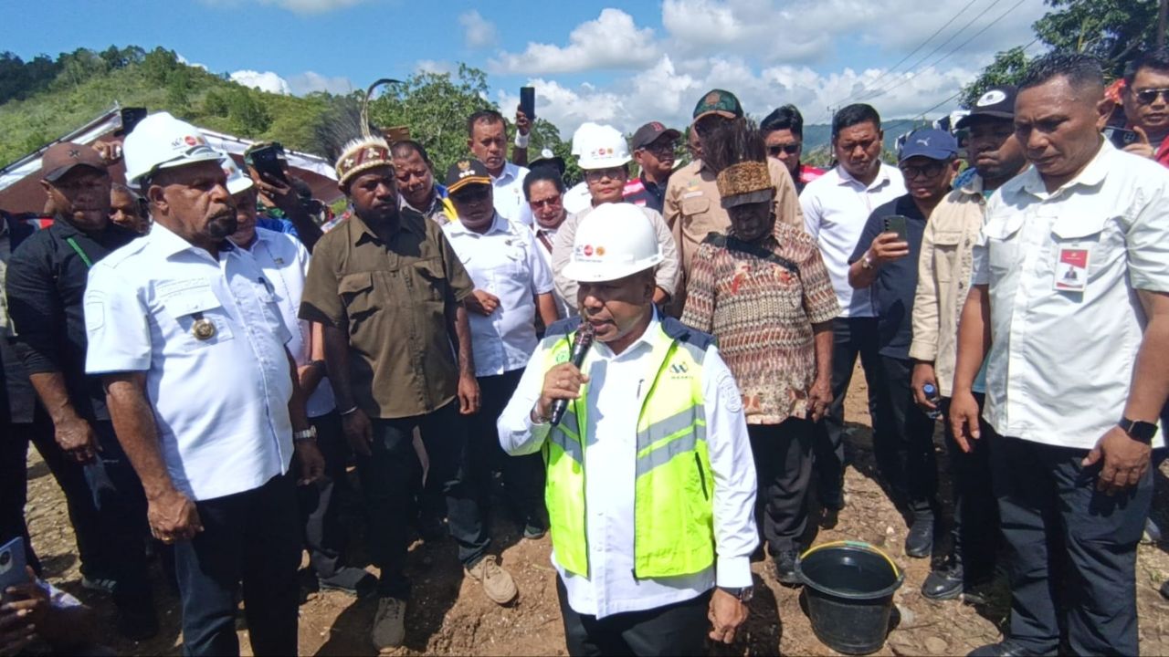 Wagub Papua Dr. Aryono Rumaropen, M.Eng., ketika meletakkan batu pertama groundbreaking Sekolah Rakyat