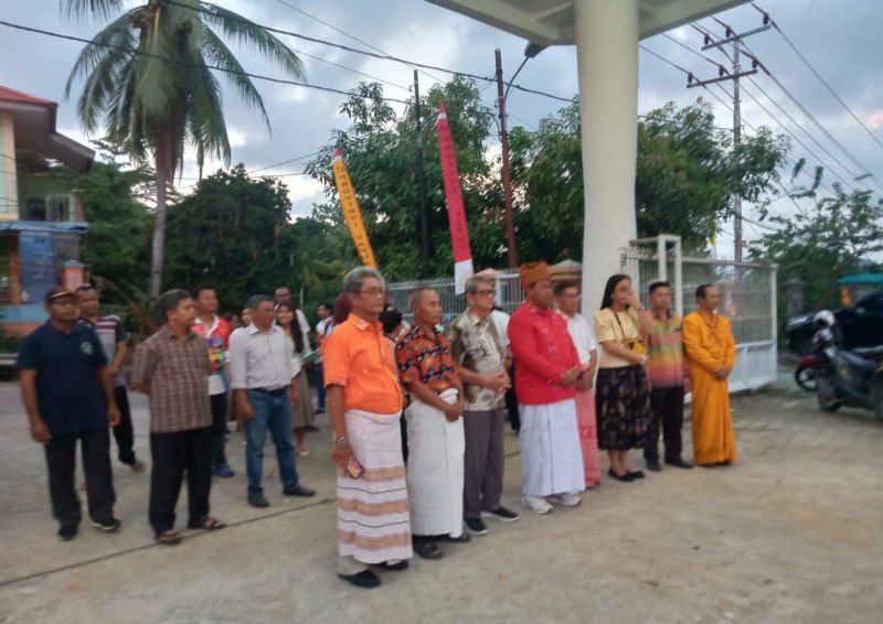 Tampak rombongan AKBP Zeth Saalino bersama pendukungnya memasuki gedung Tongkonan