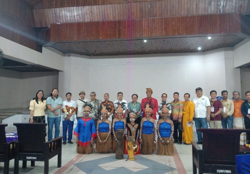 Tampak AKBP Zeth Saalino berdama tim foto dengan Panitia Musda V