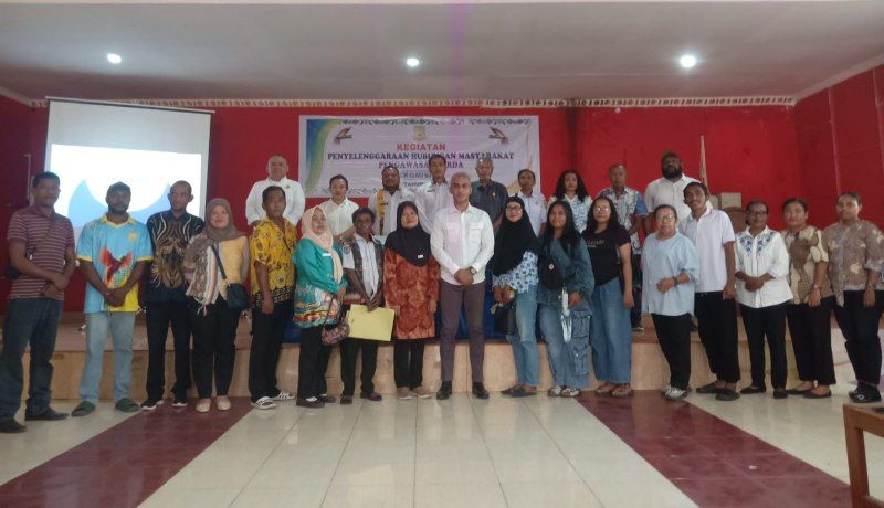 Ketua Komisi A DPR Kota Jayapura bersama Kepala Distrik Abepura Petrus Awinero beserta RT/RW lainnya foto bersama usai kegiatan