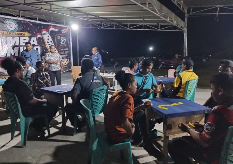 Tampak Carel SP Suebu, SE., menyaksikan langsung turnamen Domino