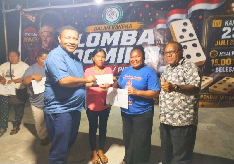 Tampak Senator Carel Suebu serahkan hadiah uang kepada juara 1 Putri Turnamen Domino