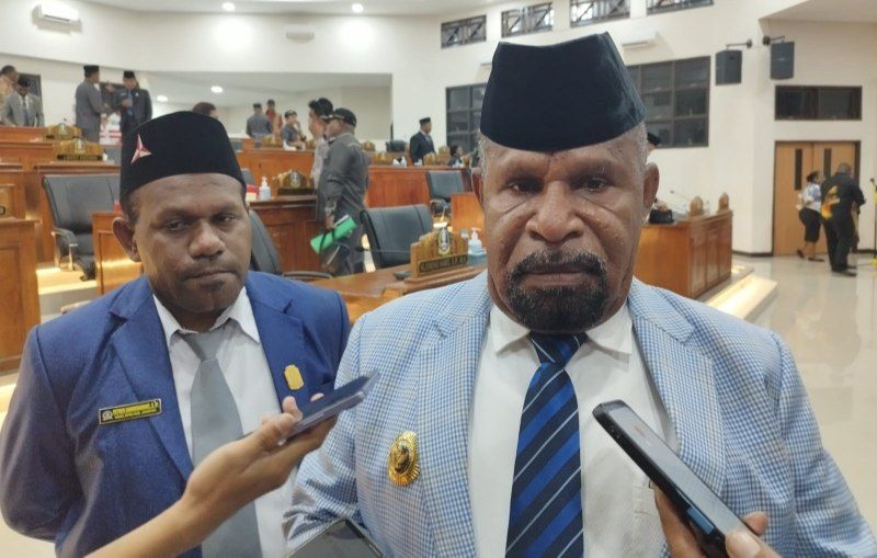 Tampak Bupati Dr. Yunus Wonda, SH., MH., didampingi waket II DPRK Petrus Hamokwarong, S.IP., usai sidang. 