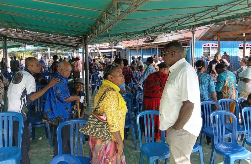 Tampak suasana rapat adat di kampung Hobong