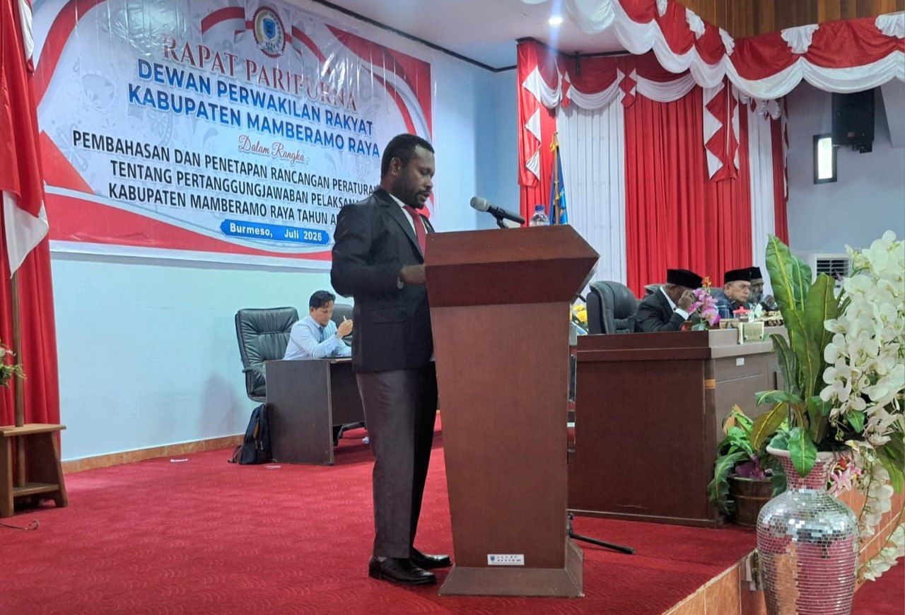 Wahyu Boleh Ketua Fraksi Otsus ketika menyampaikan pandangannya