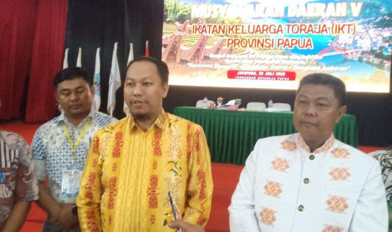 Tampak Joni Lumbaa, Ketua IKT Kabupaten Jayapura mendampingi Ketua IKT Provinsi Papua terpilih usai Musda V memberikan keterangan pers
