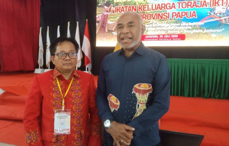 Tampak Ketua Panitia Mikha Sapan bersama Matias B. Mano, Staf ahli Gubernur Papua, ketika memberikan keterangan pers di sela Musda V IKT
