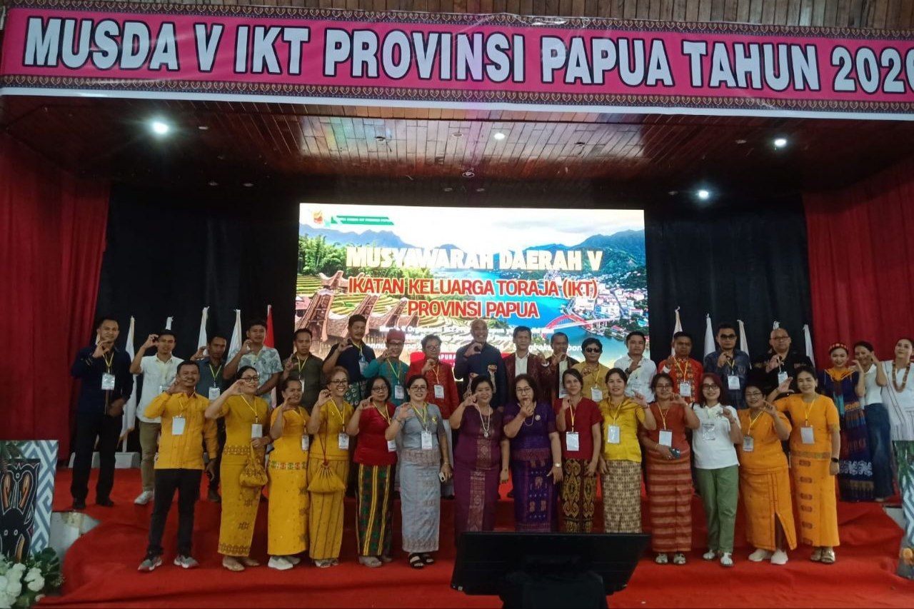 Tampak Panitia Musda V Ikatan Keluarga Toraja (IKT) bersama Staf ahli Gubernur Papua Mathias B. Mano