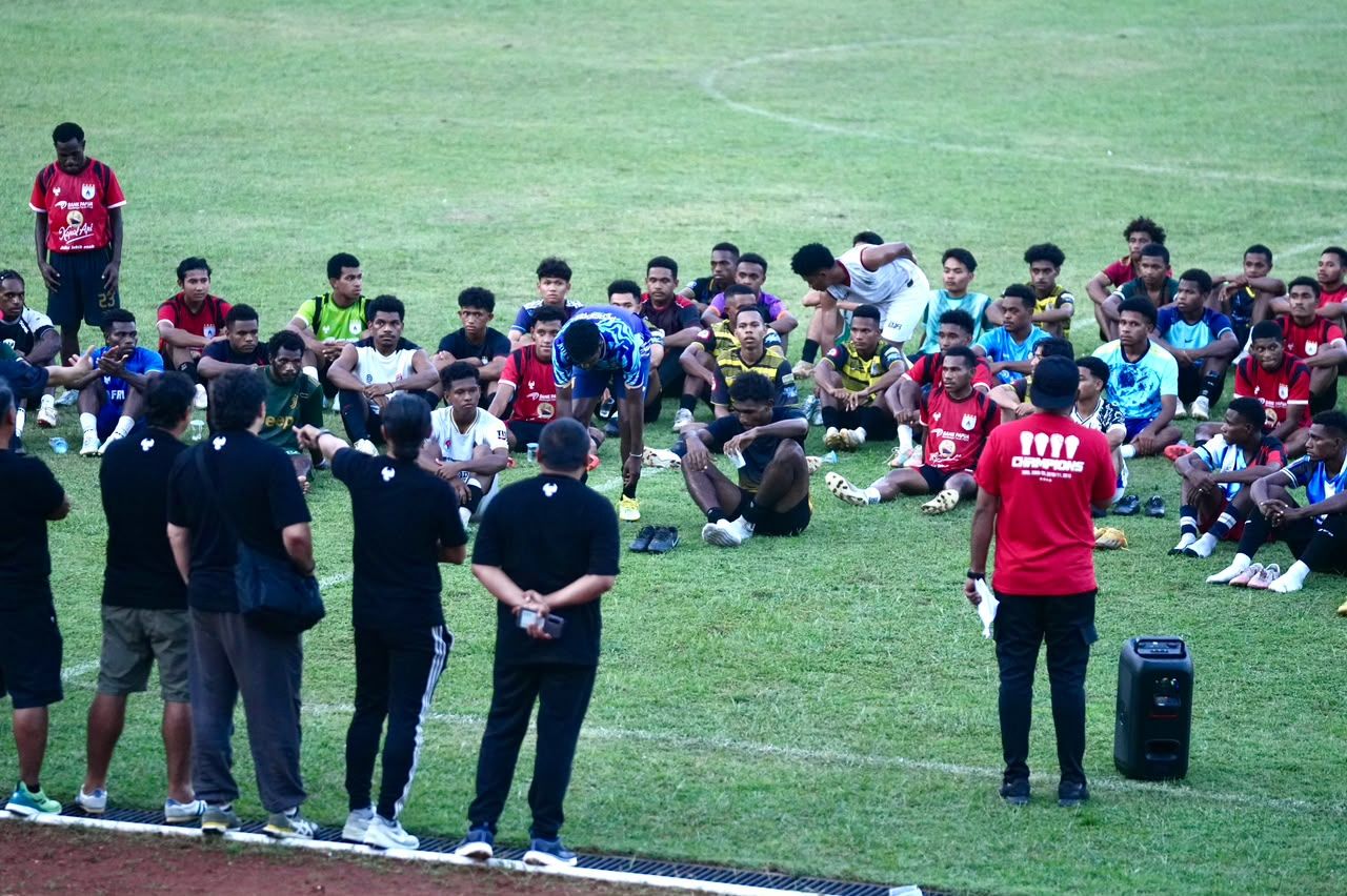 Tampak jajaran pelatih Persipura Jayapura sedang menyampaikan arahan di sela proses seleksi