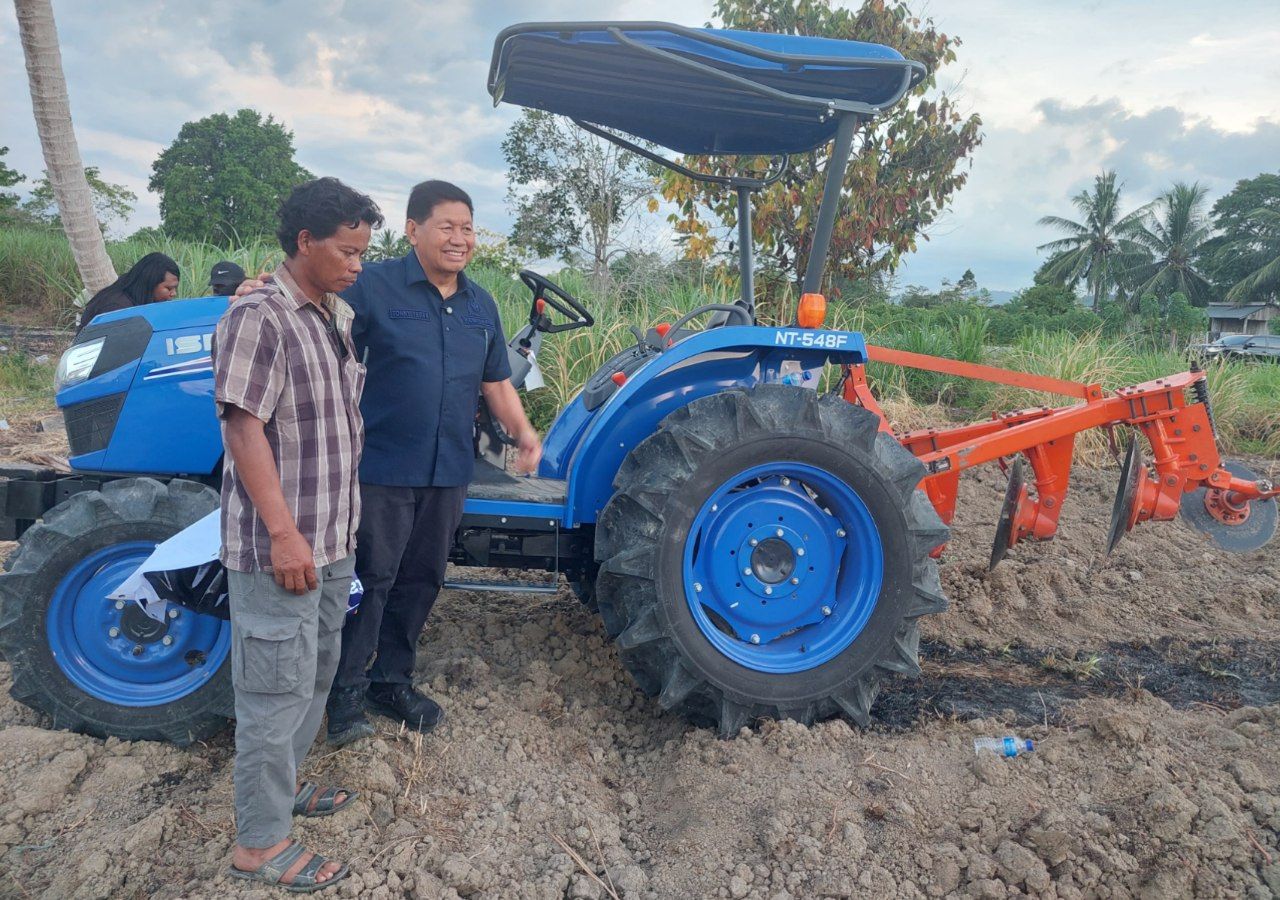 Tampak Tony Tesar, Anggota DPR-RI ketika menyerahkan traktor kepada petani di Koya Koso