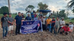 Petani Koya Koso Terima Bantuan Traktor dari Anggota DPR RI Tony Tesar