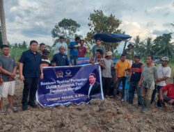 Petani Koya Koso Terima Bantuan Traktor dari Anggota DPR RI Tony Tesar