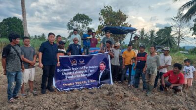 Petani Koya Koso Terima Bantuan Traktor dari Anggota DPR RI Tony Tesar