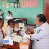 Puskesmas Waibu Jemput Bola ke Sekolah, 63 Siswa SD YPK Kwadeware Diperiksa Kesehatannya