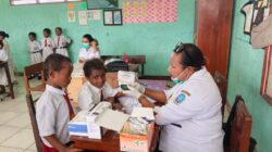 Puskesmas Waibu Jemput Bola ke Sekolah, 63 Siswa SD YPK Kwadeware Diperiksa Kesehatannya